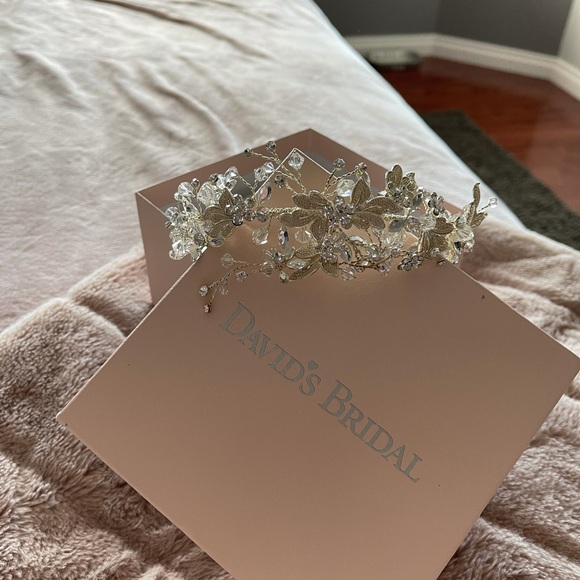 Oleg Cassini Wedding Dress and Headpiece - Picture 8 of 8